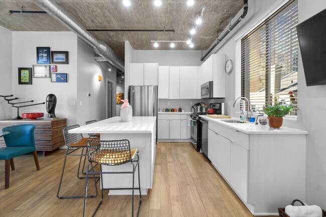 Building Photo - 2 Bed 2 Bath - Mount Vernon Condo - Garage Parking Space Included