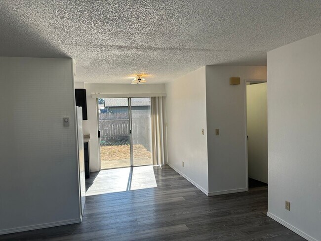 Foto del edificio - 2 bedroom 1 bath duplex in Springfield!
