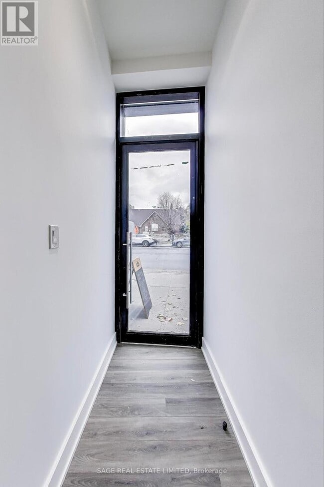 Photo du bâtiment - 2549 Yonge St