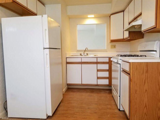 Building Photo - 2 br, 1 bath Townhome - 705 Hemlock Square