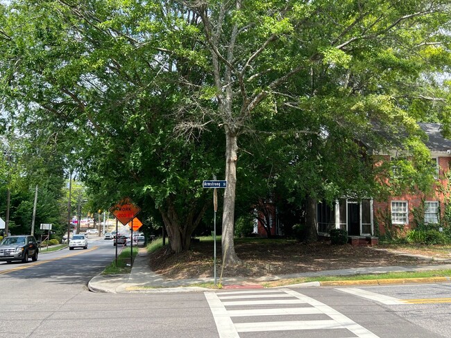 Foto del edificio - 2 Bed Duplex Corner of Armstrong and Samford