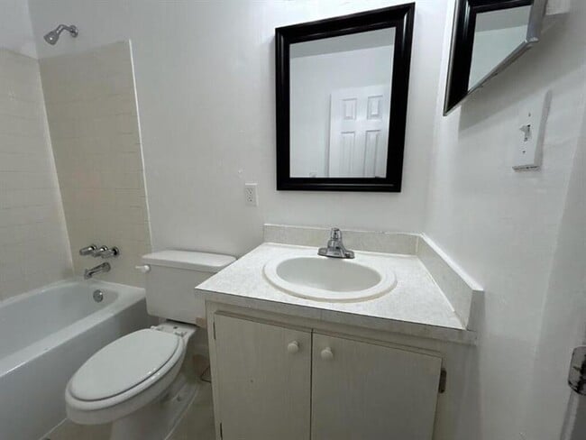 Building Photo - 515 S Sequoia Dr