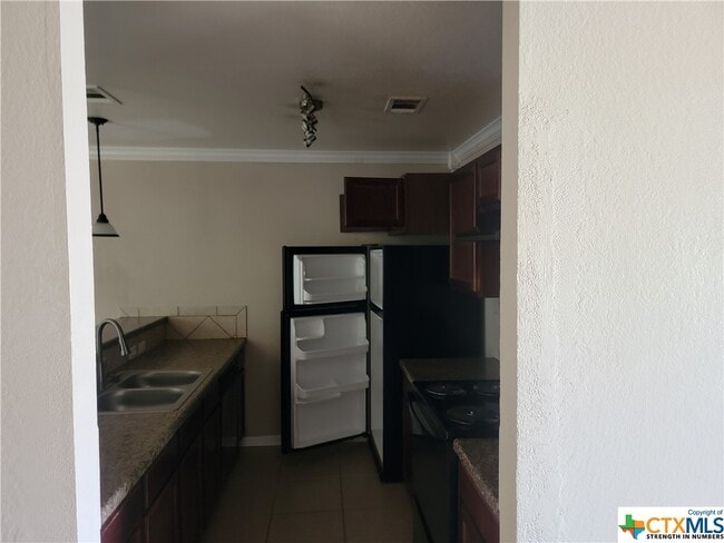 Building Photo - 102 Kings Ct