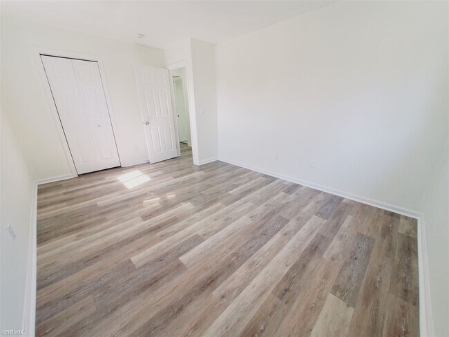 Foto del edificio - 2 br, 1 bath Condo - 674 Cove Rd Unit D