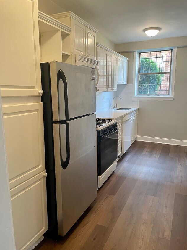 Bright kitchen, gas cooking, quartz countertop - 1404 Tuckerman St NW