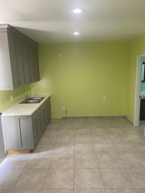 Foto del edificio - 1584 W 37th St