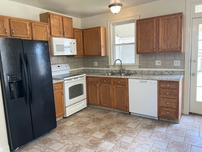 Building Photo - Charming & Well-Maintained 2-Bedroom, 1.5-...