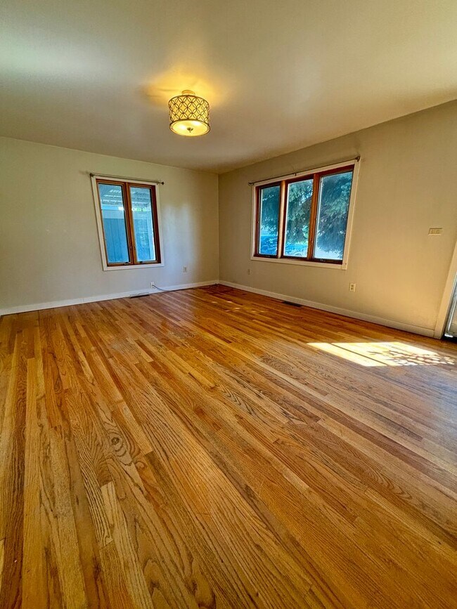 Foto del edificio - Pet friendly 3 bed, 2 bath Duplex - next to park, quiet neighborhood!
