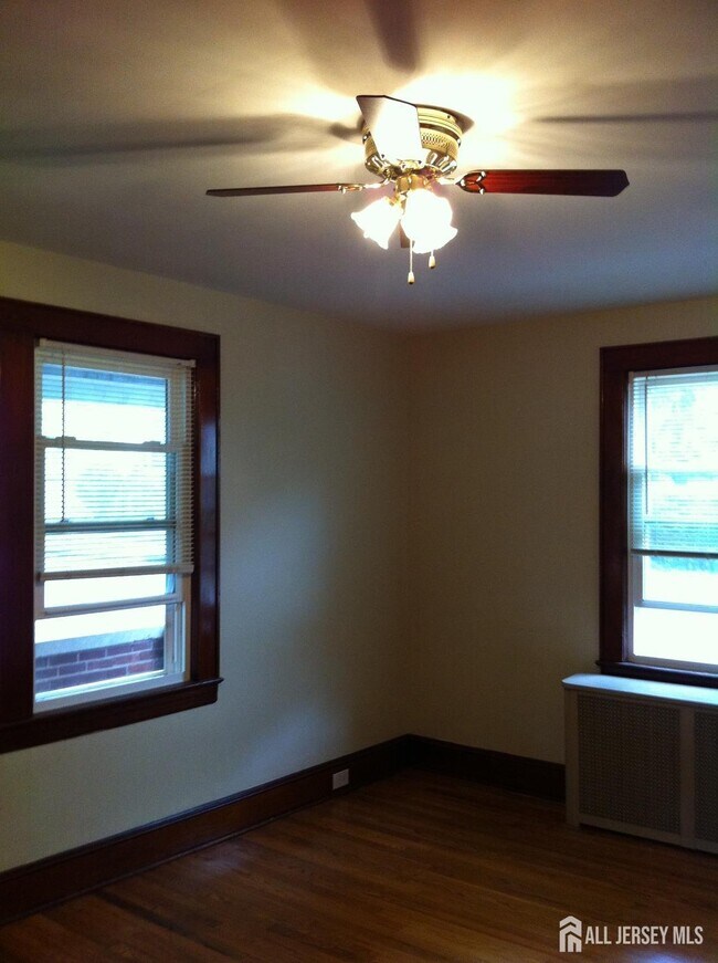 Foto del edificio - 1301 Central Ave