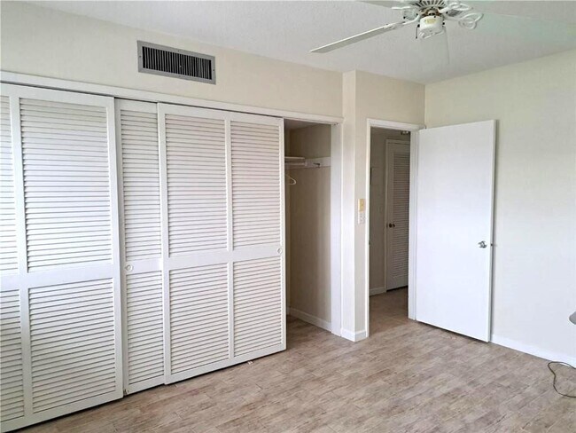 Foto del edificio - 2455 NE 51st St