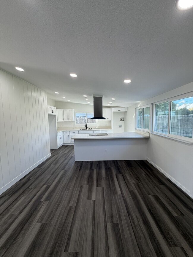 Foto del edificio - Newly Remodeled 4 bedroom 2 bathroom home Just 10 minutes from Disneyland