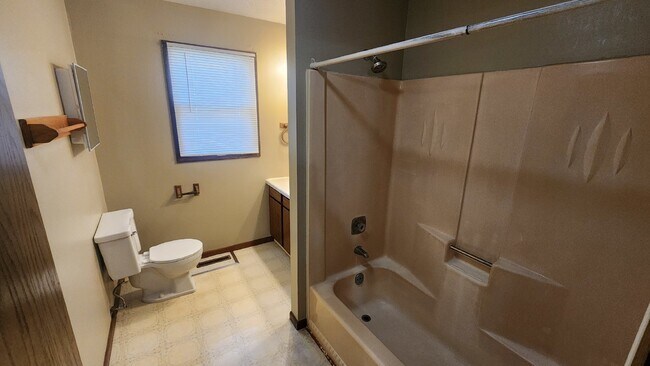 Foto del edificio - 2 Bedroom, 1 Bathroom Duplex with Family R...