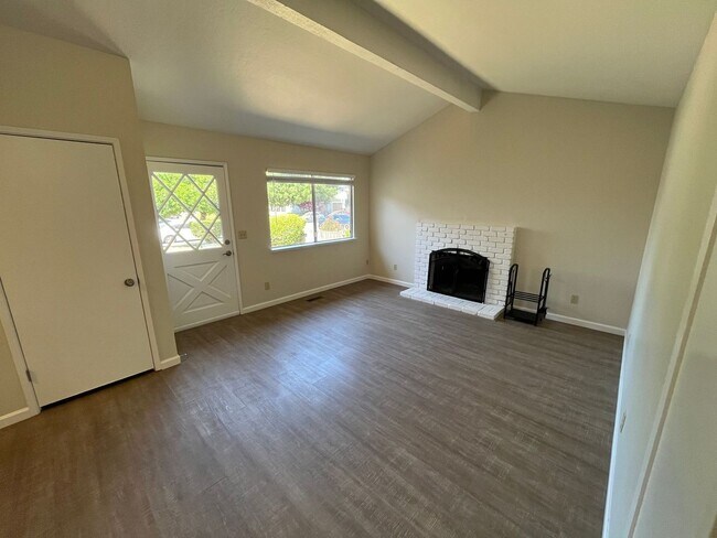 Building Photo - Ready Now! Come Tour Your New 3 Bedroom 2 ...