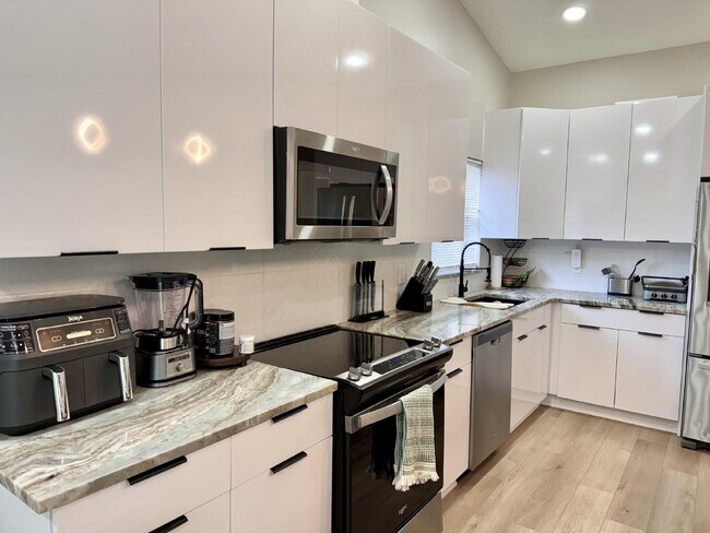 Foto del edificio - Stylish 3-Bedroom Home with Solar Panels, Modern Upgrades & Pet-Friendly