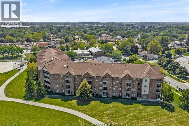Building Photo - 3160 Wildwood Dr