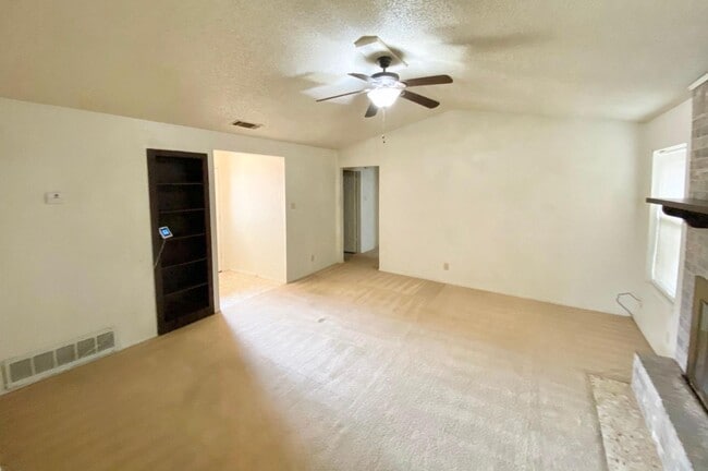 Foto del edificio - 2127 Hidden Hill Dr