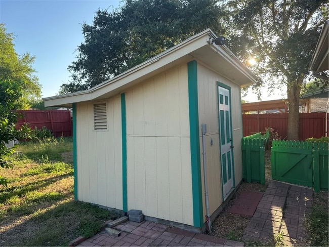 Building Photo - 1026 Northcliff Dr