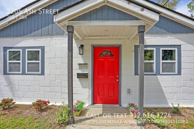 Building Photo - Beautifully Renovated 2 Bed, 2 Bath House ...