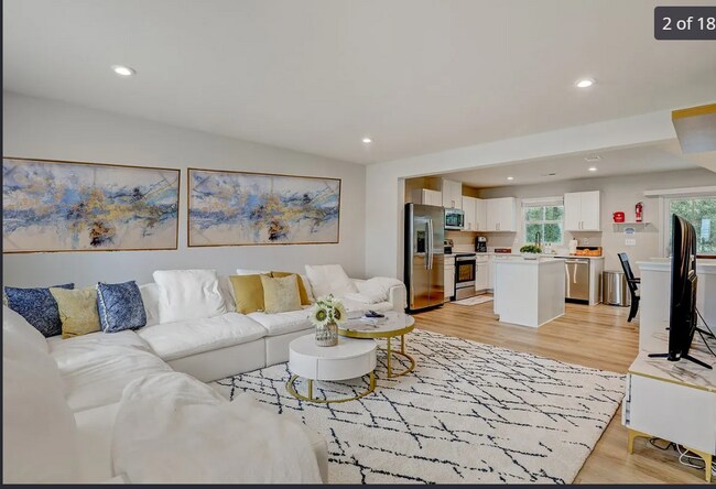 Sala de estar - 1001 Cyprus Ct