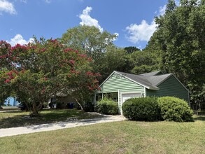 Building Photo - 1047 Oakcrest Dr