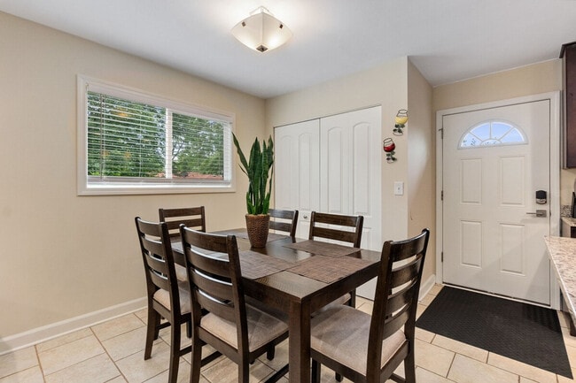 Building Photo - 121 King Ct