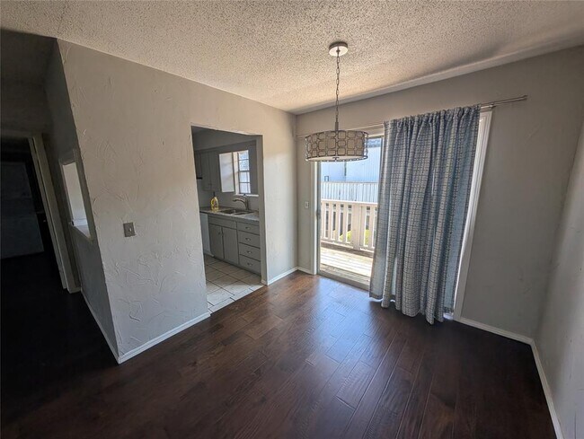 Foto del edificio - 11327 N May Ave