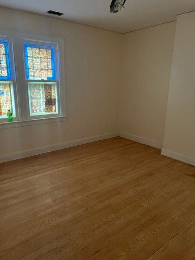 Building Photo - 3 Bedroom 1 bath Westside Brick ColonialHouse