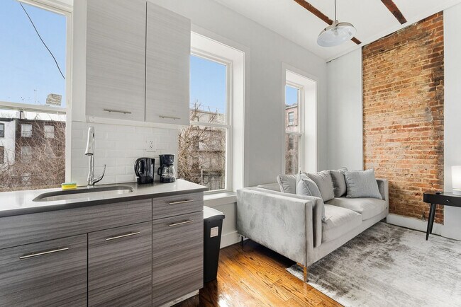 Building Photo - 716 Madison St