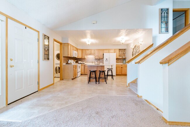 Foto del edificio - 2 Bedroom 3 Bathroom 1 Car Garage Fenced Back Yard Walkout Basement