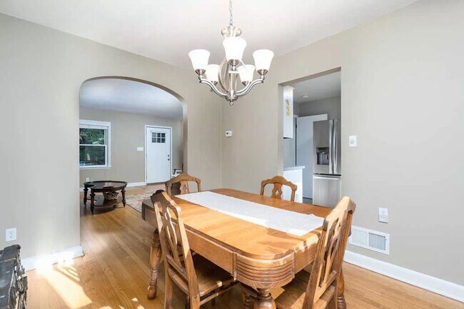 Foto del edificio - COMING SOON! Whitefish Bay 3 Bedroom Singl...