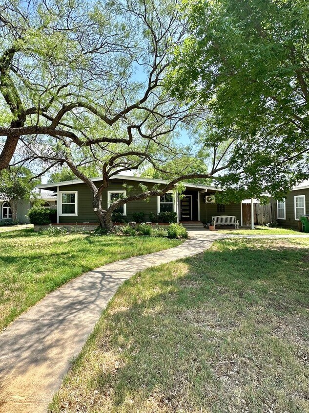 Primary Photo - Spacious 2 Bedroom Near ASU!!