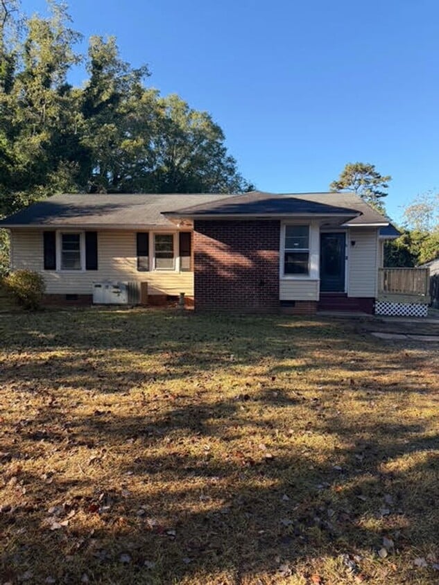 Foto principal - Charming 4BR/2BA House w/ Fenced back yard!