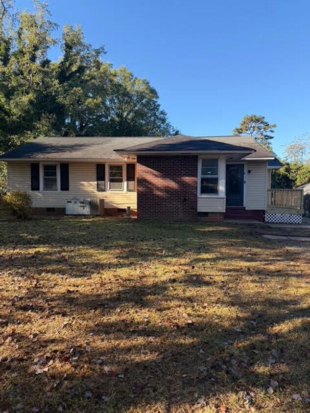 Charming 4BR/2BA House w/ Fenced back yard! - Charming 4BR/2BA House w/ Fenced back yard!