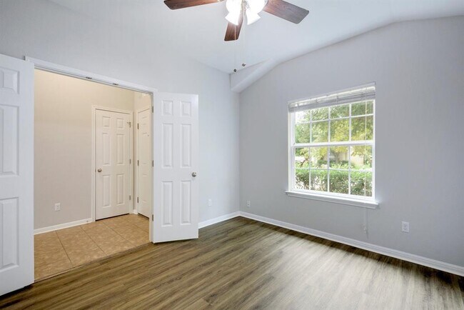 Foto del edificio - 220 Mystic Shadow Ln