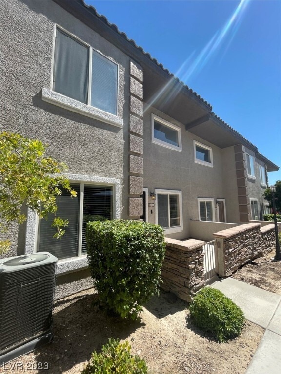 Building Photo - 10519 Hedge View Ave