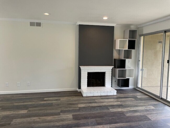 Building Photo - Renovated Townhome in the Laguna Hills