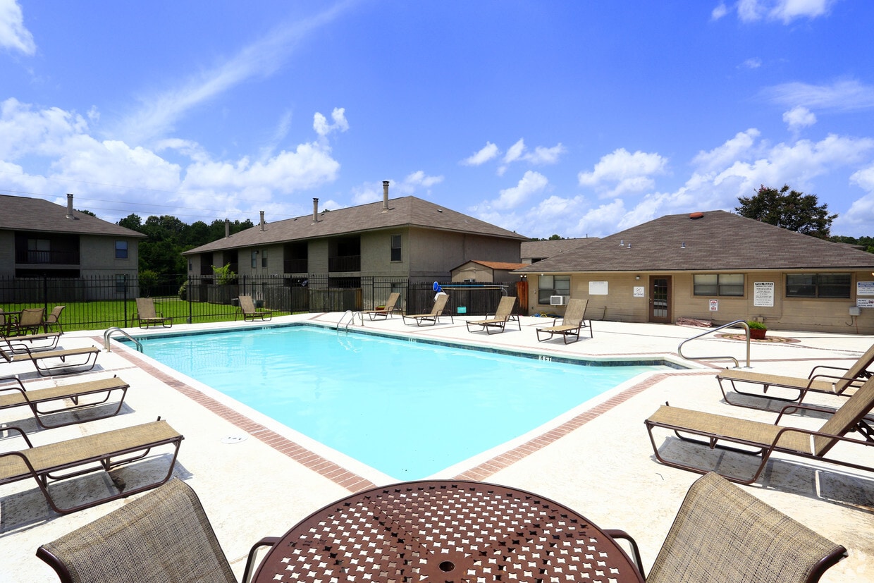 Cedar Creek Village Apartments in Shreveport, LA