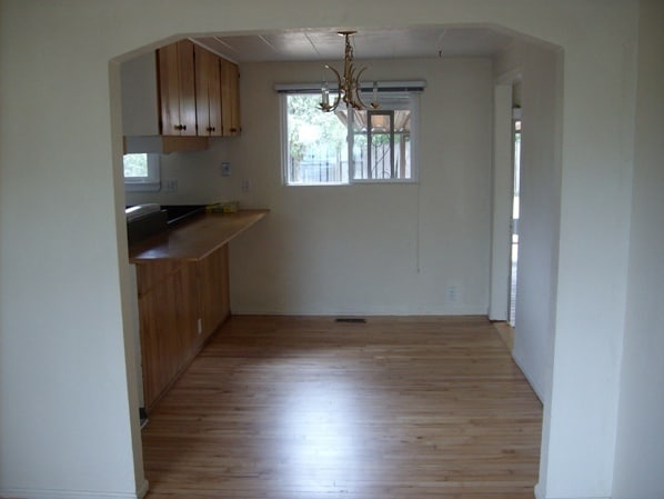 Building Photo - Large house in SW Eugene with forced air h...