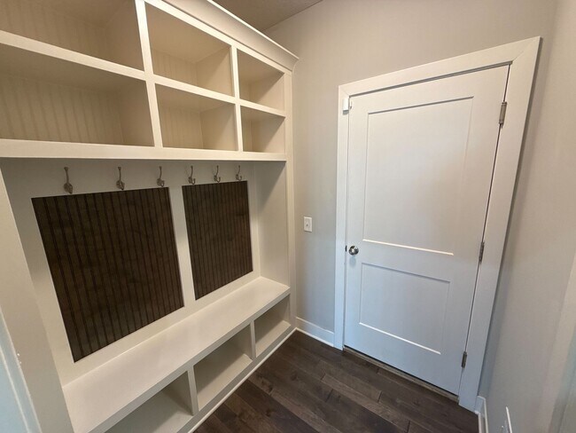 Building Photo - Riverstone Residence - Modern Design, Spac...
