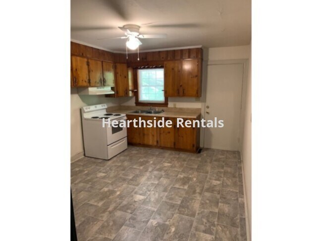 Building Photo - **3 Bedroom 1 Bath Single Family Home Minu...