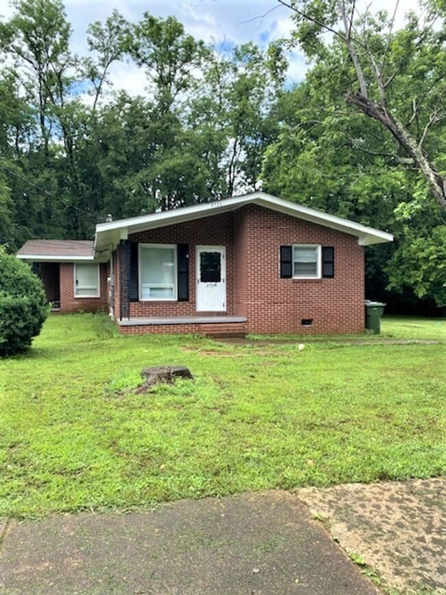 Building Photo - Move In Special!! 1/2 Off First Month's Re...