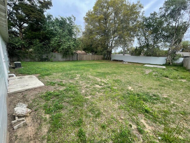 Building Photo - Eustis 2 Bed 2 Bath Home w/ Den