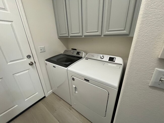 Building Photo - 3 Bed | 2 Bath | 1330SF | Tenant Pays $200...
