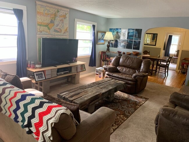 Building Photo - Newly remodeled Home of Robert St! 2 Beds/...