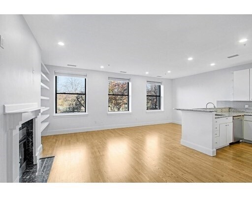 Building Photo - 150 Boylston St