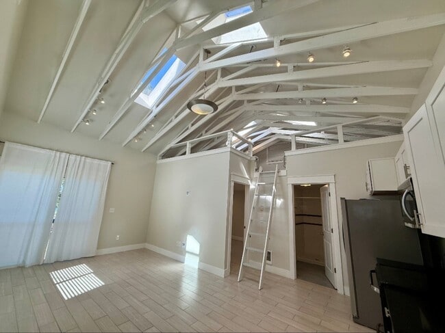 Building Photo - 6537 Beach Dr SW