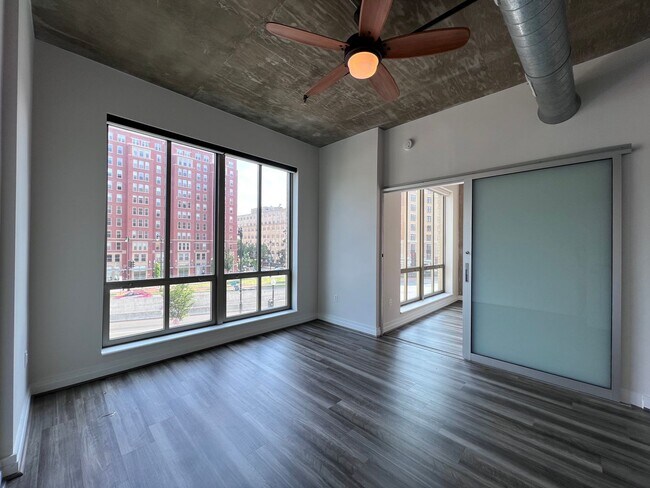 Foto del edificio - Large, Upgraded 2 Bed/2 Bath Loft off Mass...