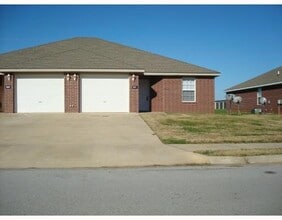 Building Photo - 811 Meadowlands Dr