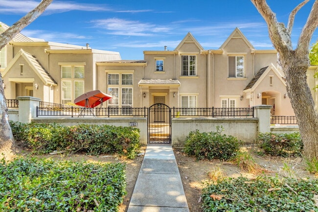 Building Photo - 3162 Silverland Dr