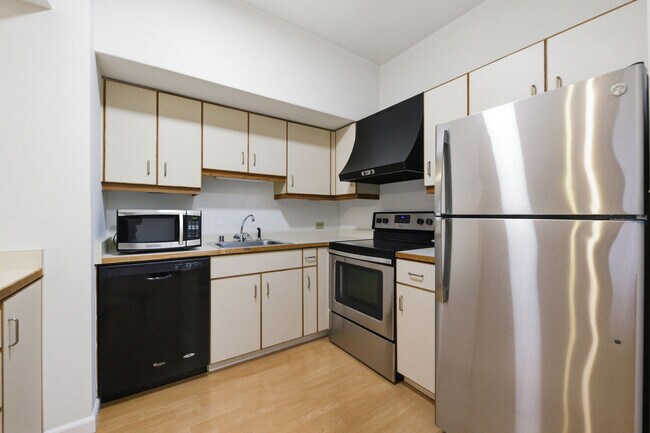 Foto del edificio - 6363 Christie Ave